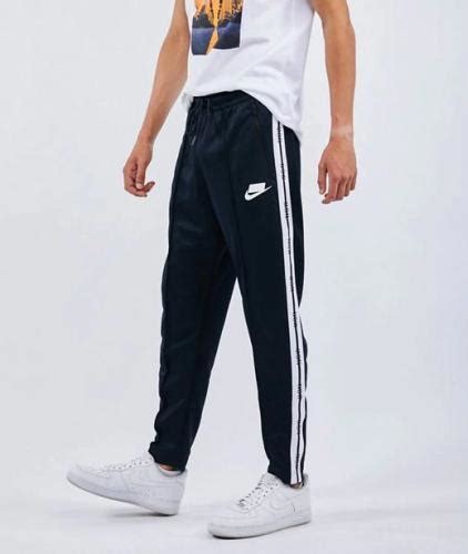 nike jogginghose mit weißen streifen